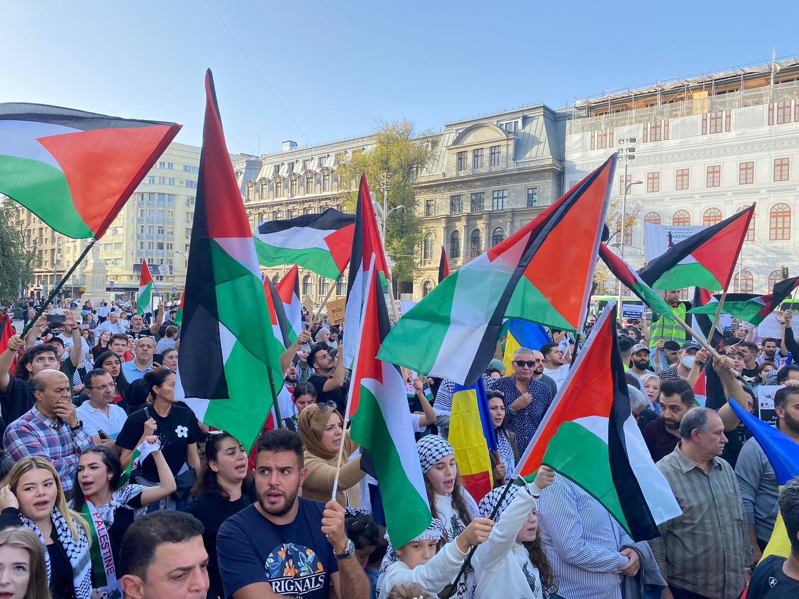 Protestul comunității palestiniene a avut loc sâmbătă, 21 octombrie, în Piața Universității. Foto: Luiza Popovici
