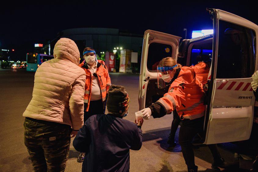 Echipa Carusel, împărțind pachete pe stradă oamenilor vulnerabili ai Bucureștiului, în 2020. Foto: Ioana Epure