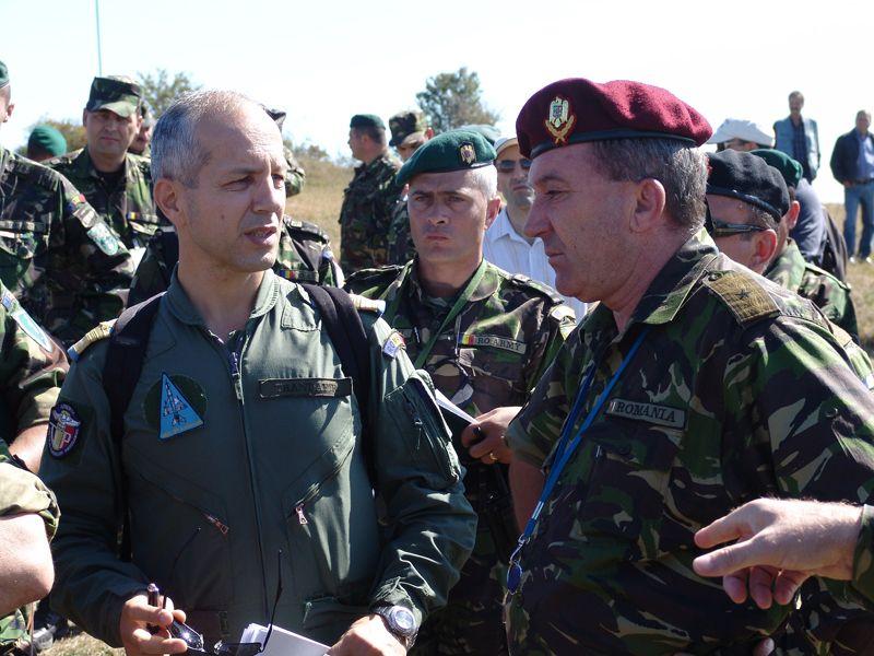 Generalul Valeriu Nicuţ (în dreapta). Sursa foto: mapn.ro