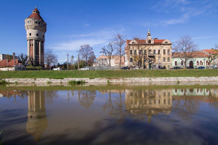 Turnul de apă din Iosefin, Timișoara, pe malul canalului Bega. Foto: Claudia Tănăsescu.