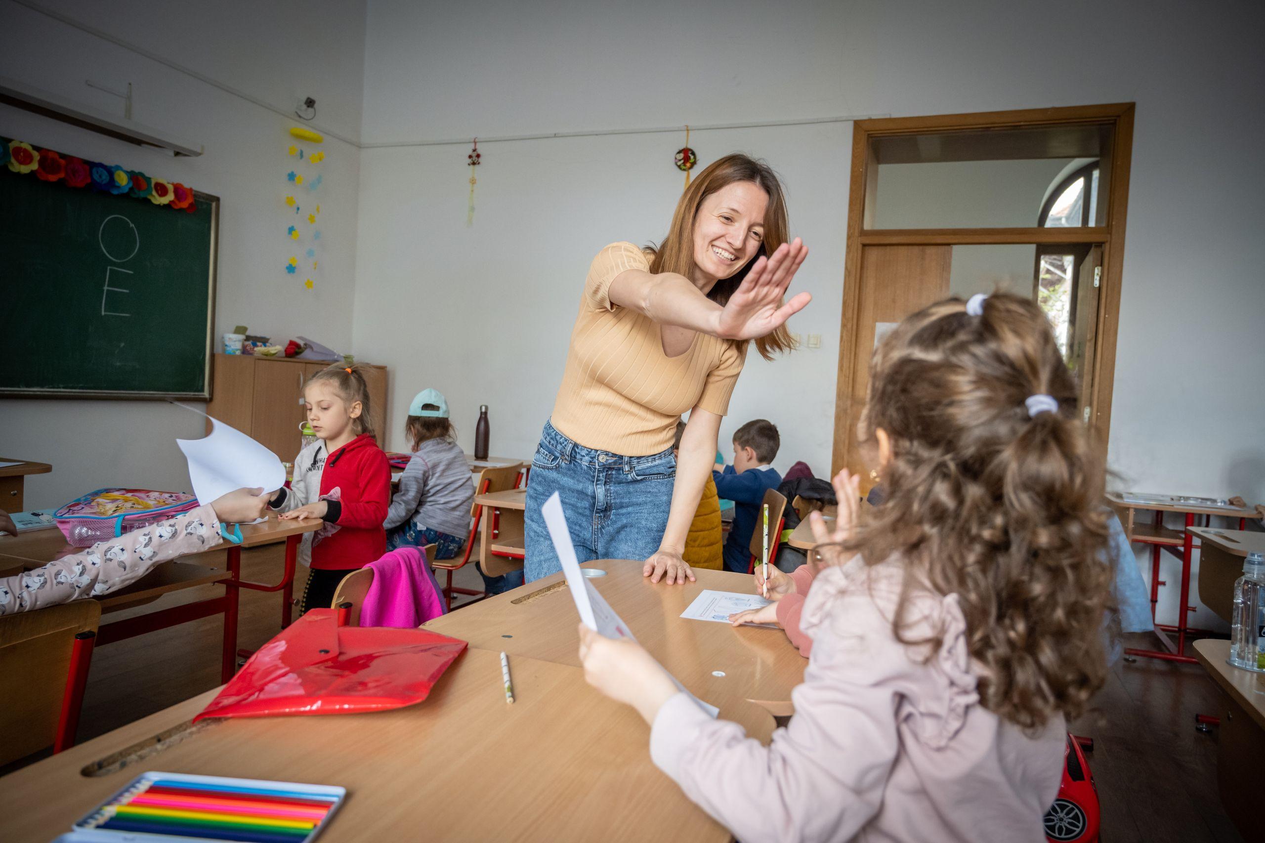 Anastasiia și copiii cărora le predă la școala ucraineană de la Colegiul Național Mihai Viteazu. Foto: Mihai von Eremia