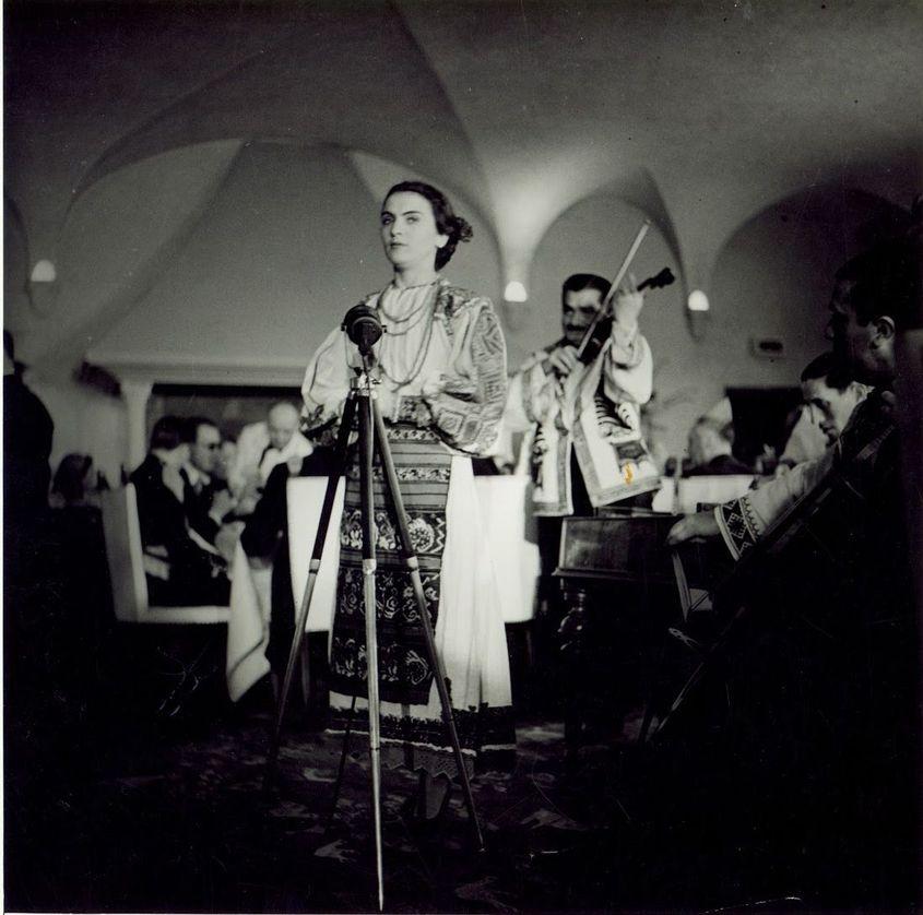 Maria Tănase într-un concert la New York, în SUA, 1939.