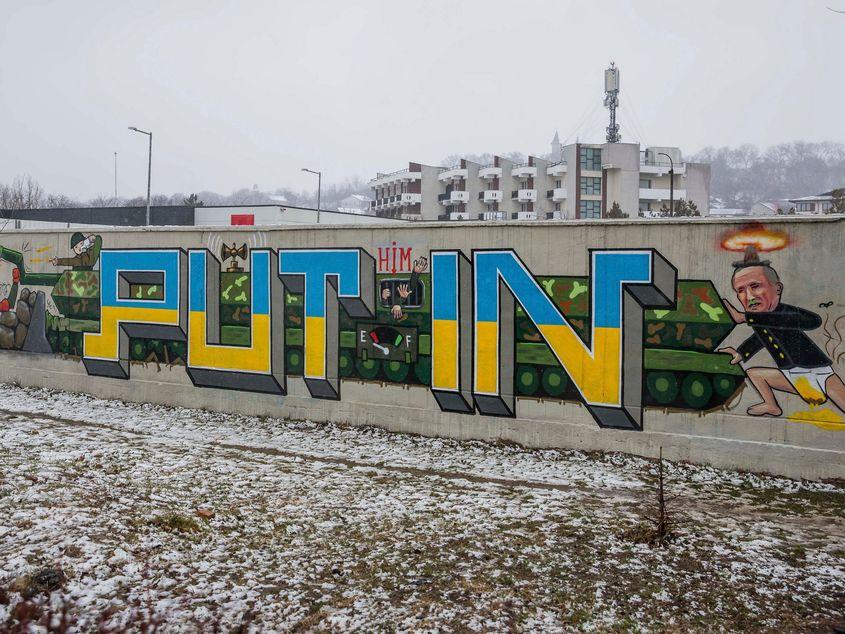 Mural anti-Putin creat de artiștii ieşeni “HarceaPacea”, Burok și Vladude. Foto: Inquam Photos / Liviu Chirica