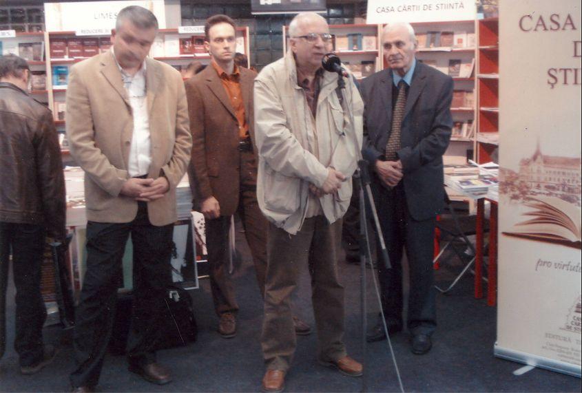 Mircea Trifu (în stânga), la o prezentare de carte. Foto: bjc.ro