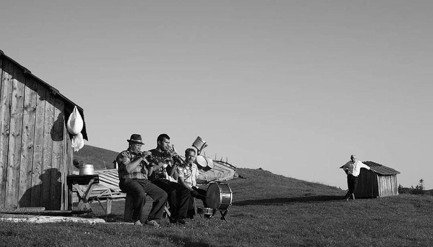 Ionut Pîntiuc, fotografie cu bunicul si lãutarii din comunitate, Suceava. Foto: Crescut pe muzică