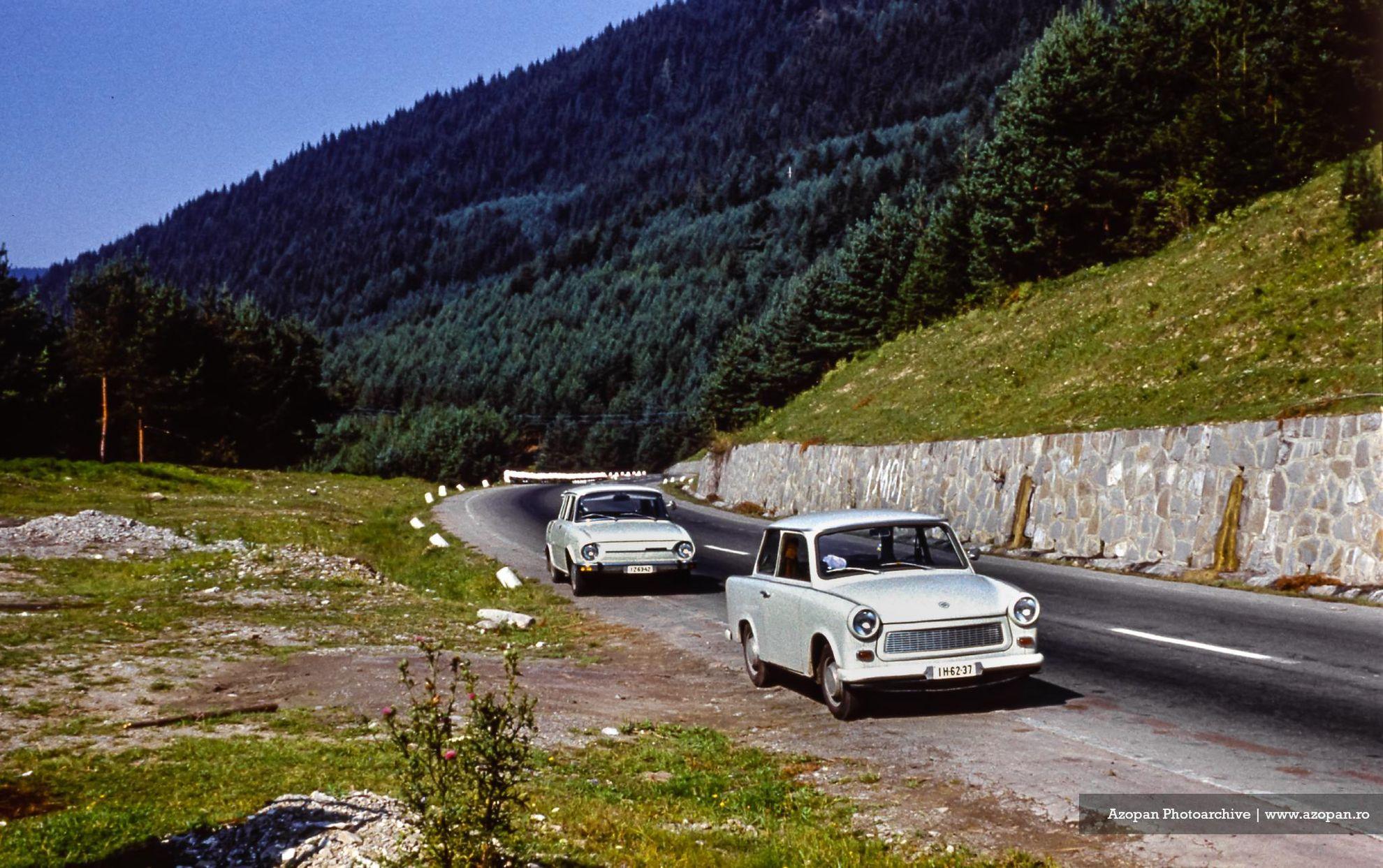 Trafic pe o vale din zona Tulgheș, Harghita. Foto: Azopan.ro