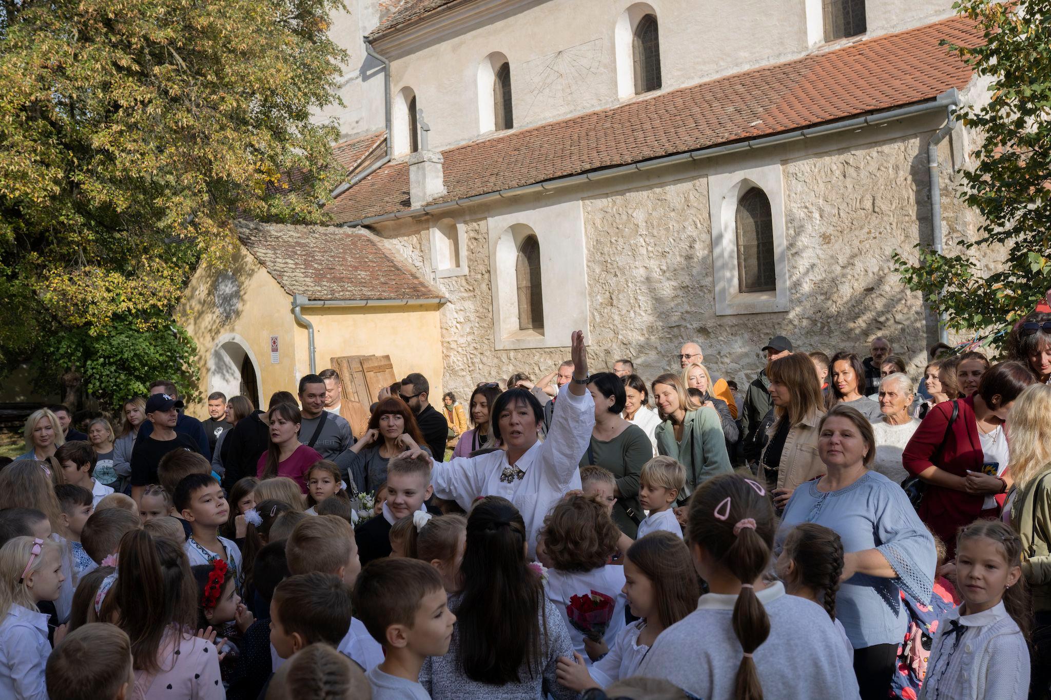 Ksenia Pavliuk, învățătoare la clasa a III-a, organizează elevii la intrarea în clase după festivitatea de început de an, în Sibiu, pe 1 octombrie 2022. Foto: Andreea Câmpeanu