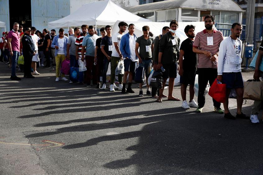 Migranții se îndreaptă spre un autobuz care îi va duce din portul Kalamata la o unitate de primire a migranților din Malakasa, Grecia, 16 iunie 2023. Cele 104 persoane salvate după ce o ambarcațiune cu migranți s-a răsturnat în largul coastei orașului Pylos vor fi duse la o unitate de primire a migranților din Malakasa. Un total de 104 persoane au fost salvate, în timp ce 79 de cadavre au fost recuperate, după ce o barcă de pescuit s-a răsturnat în apele internaționale la 47 de mile marine la sud-vest de coasta Peloponezului și de orașul Pylos. Numărul persoanelor dispărute rămâne necunoscut.  EPA/YANNIS KOLESIDIS