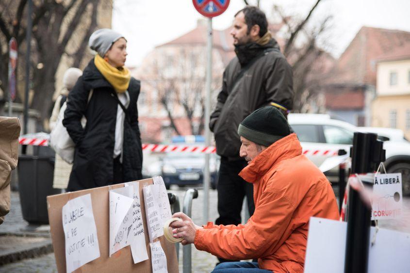 Poetul Radu Vancu (în picioare). Foto: Raul Ștef