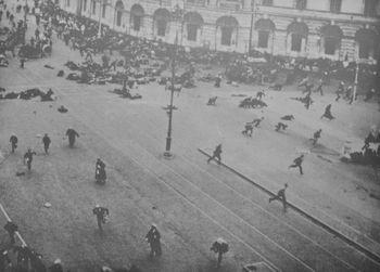 Petrograd, 4 iunie 1917. Înăbușirea în sânge a manifestanților de către Guvernul Provizoriu, la intersecția bulevardului Nevski cu strada Sadovaia.