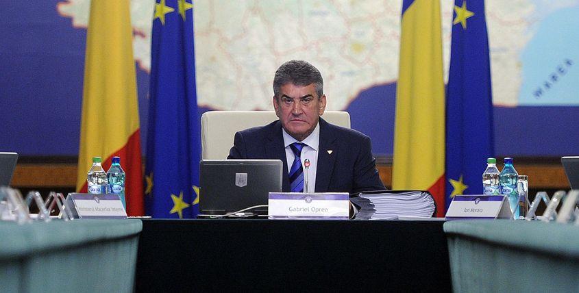 În ultimul an, Oprea a îndeplinit de 5 ori atribuțiile de premier interimar. Foto: gov.ro