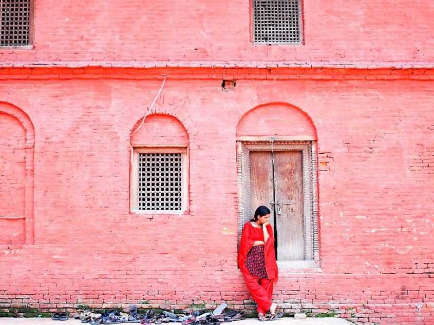 Fată aşteptând în afara templului Pashupatinath din Kathmandu, Nepal. Fotografii: Marius Chivu