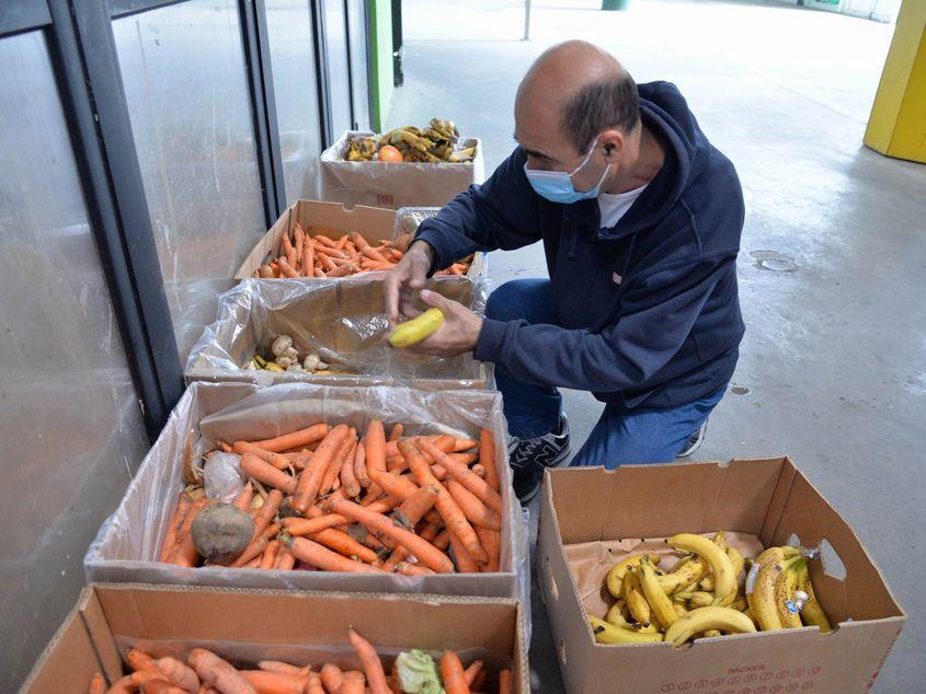 Magazinul social Somaro, din Piața Matache, oferă alimente provenite din donațiii de la producători și supermarketuri care altfel ar fi fost aruncate, deși pot fi în continuare consumate. Foto: Lucian Muntean