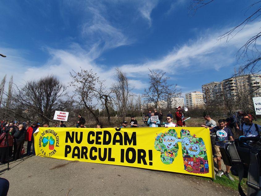 Protest în parcul IOR, martie 2023, împotriva distrugerii unei porțiuni semnificative a parcului. Foto: Gruia Dragomir