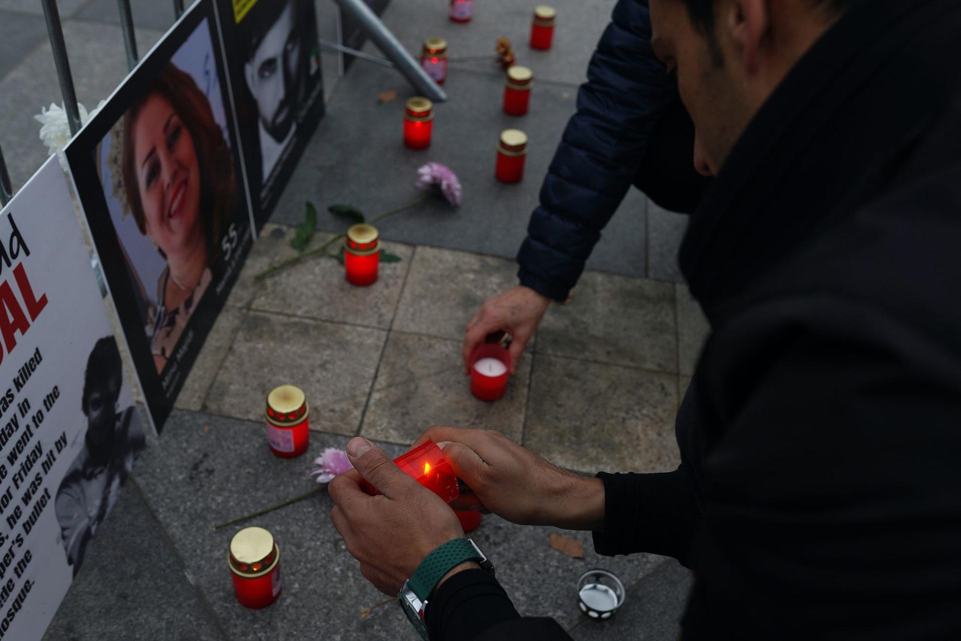 Membri ai comunității iraniene din București aprind lumânări în timpul protestului prin care vor sa aducă în atenția opiniei publice ce se întâmpla momentan in Iran, în Parcul TNB, pentru conaționalii lor uciși în timpul protestelor.
