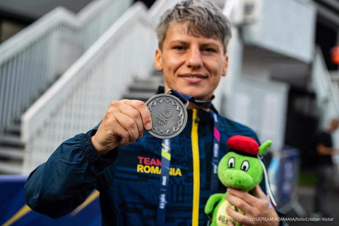 Lăcrămioara Perijoc cu medalia de argint câștigată la Jocurile Europene Cracovia Malopolska. Foto: COSR