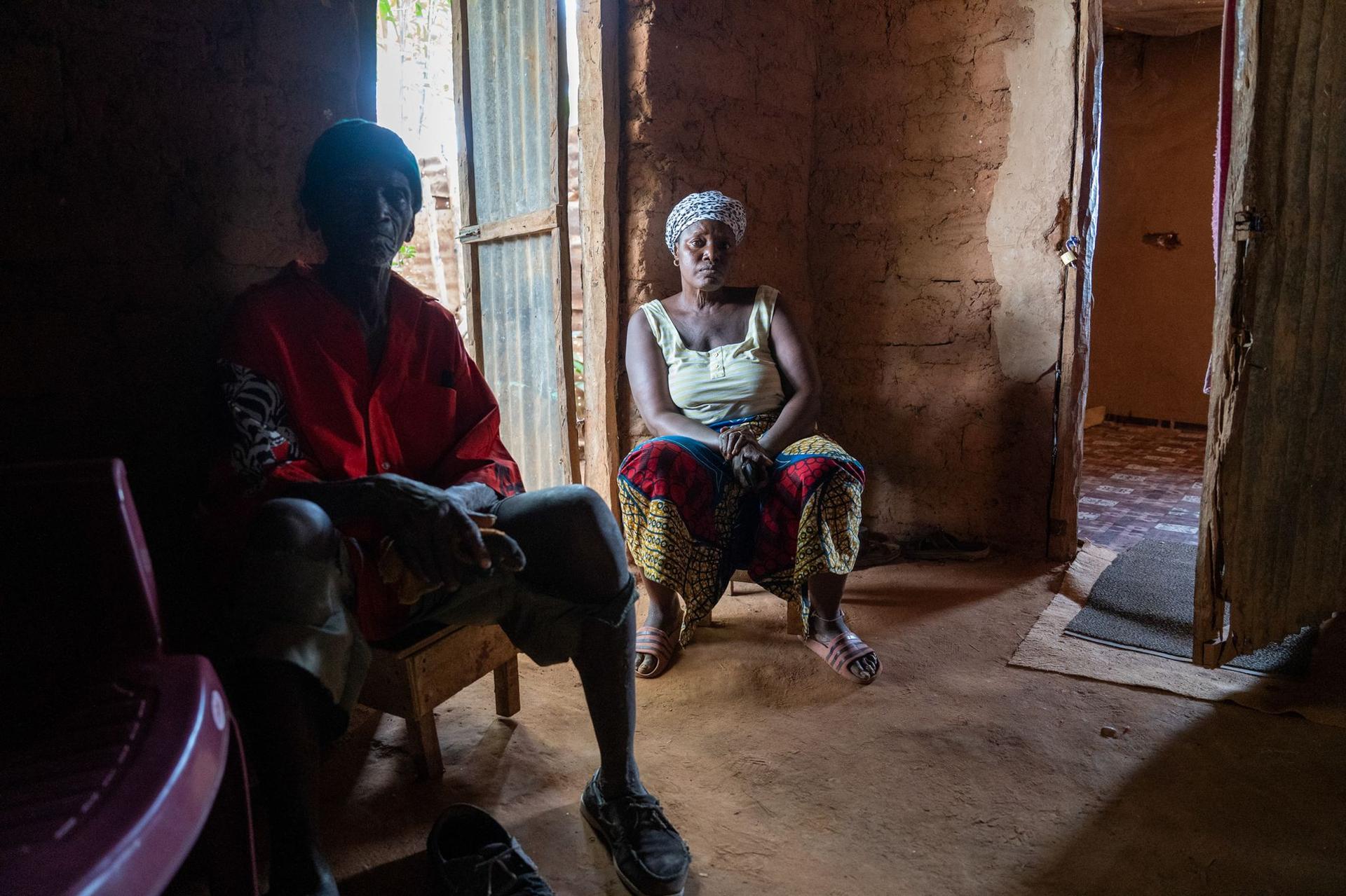 Fatou și soțul ei Boto în casa din Kayanga. În fundal gaura făcută de glonțul rătăcit de peste graniță. Foto: Andrei Popoviciu