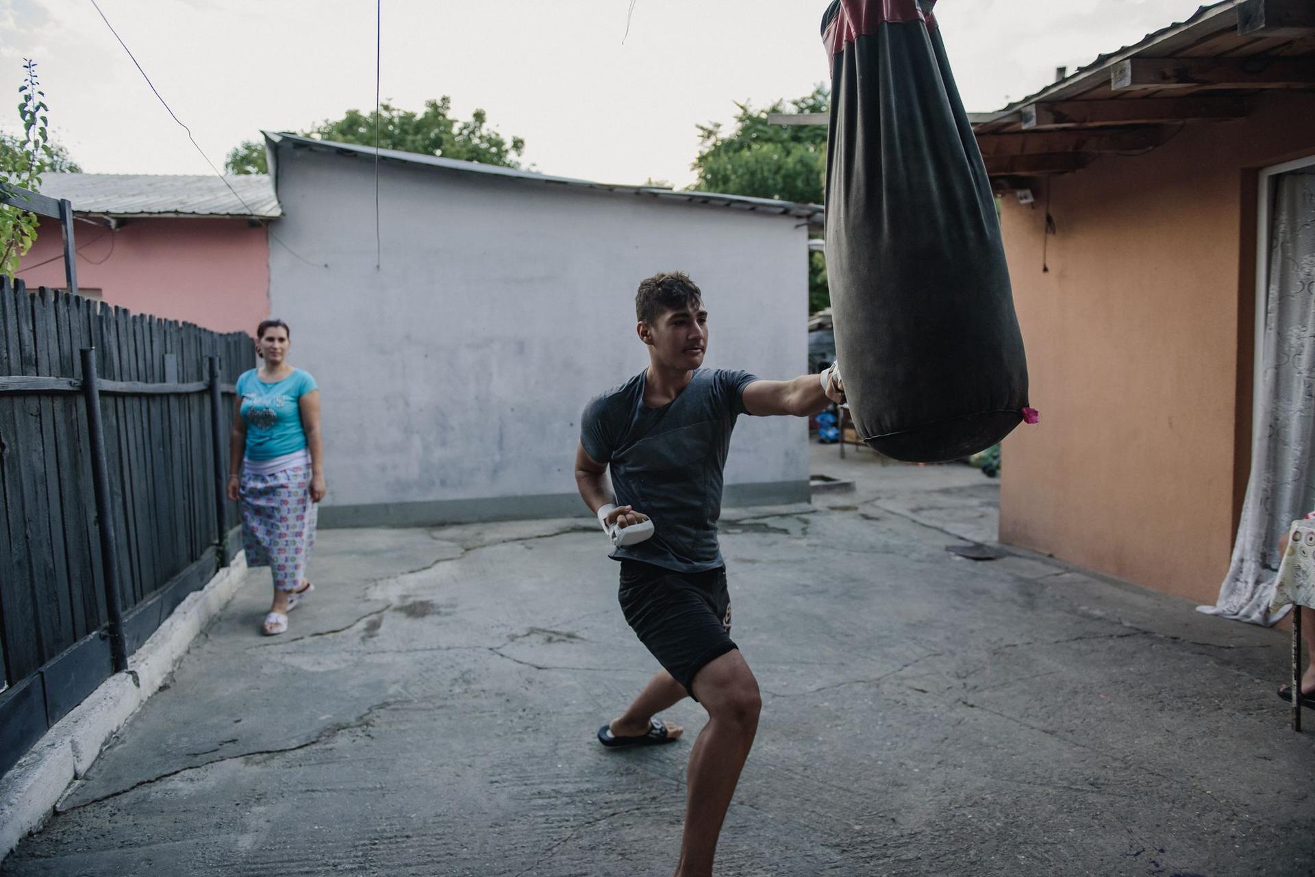 Ronaldo, exersând la sacul de box din curtea casei lui