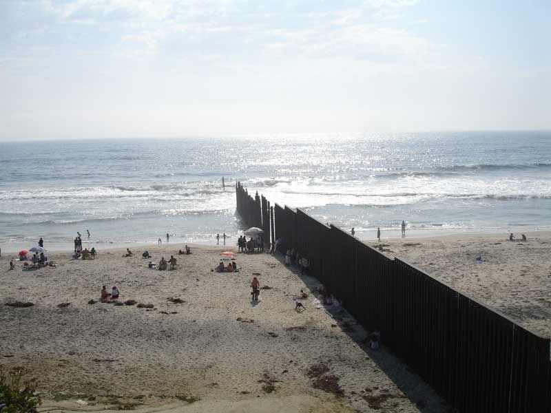 Plaja din oraşul de graniţă Tijuana, la Pacific.