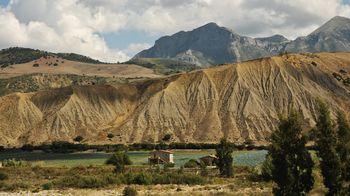 Pe măsură ce înaintezi în interiorul Siciliei, peisajul devine tot mai arid. În văile care seacă pe timpul verii, pământul este cultivat chiar până la baza versanților calcaroși. 