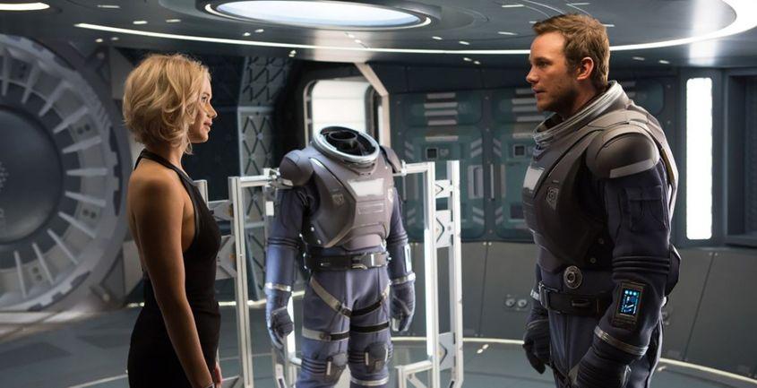 Jennifer Lawrence şi Chris Pratt, într-o imagine din film.