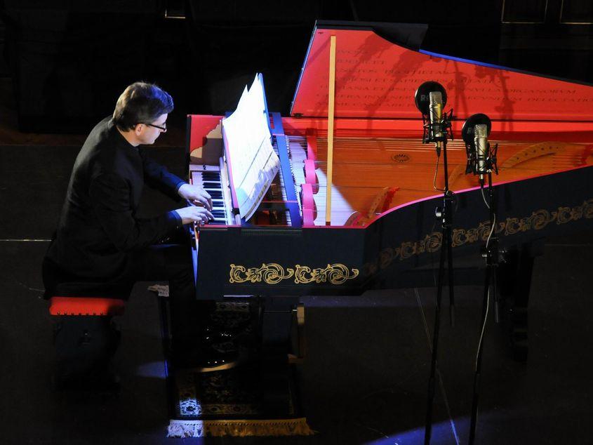 Sławomir Zubrzycki, cântând cu "ea". Fotografii: Lucian Muntean