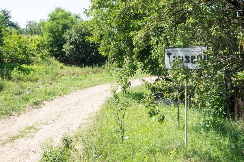 Tăușeni e un sat din comuna Bonțida pe care drumurile de acces proaste îl țin izolat de lume.