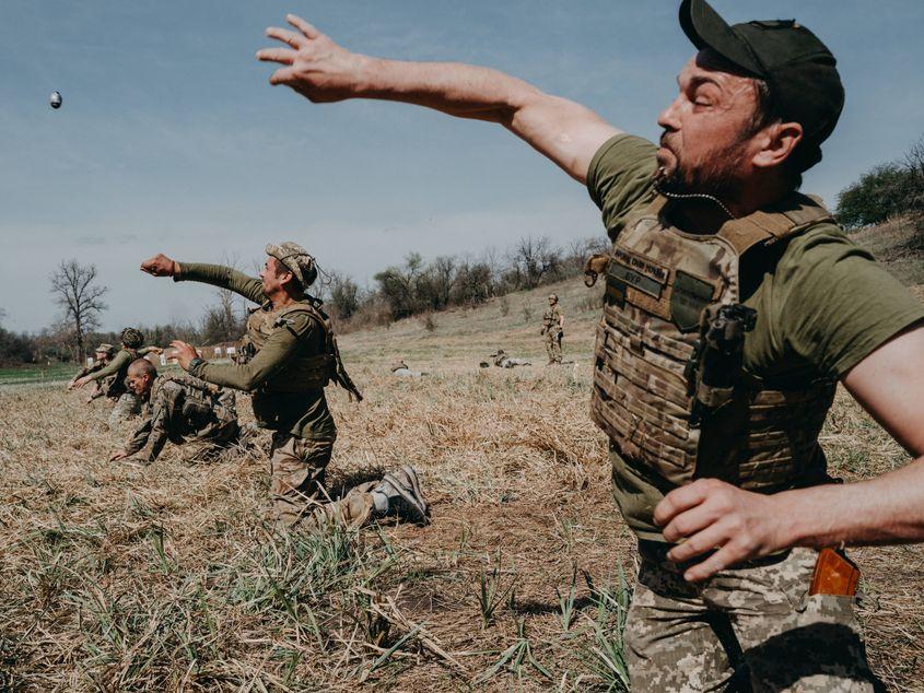 Antrenament al Legiunii a doua internaționale ucrainene, în regiunea Donețk. foto: 444.hu /  Wojciech Grzedzinski / Anadolu