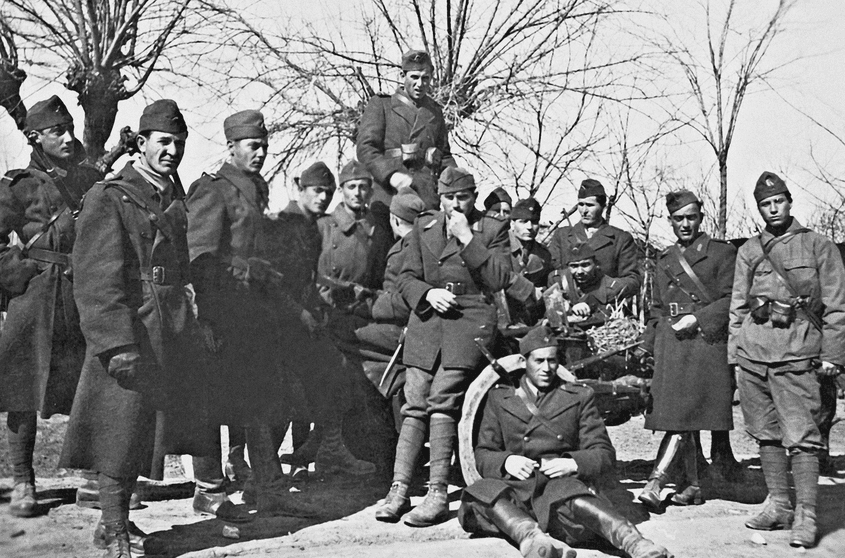 Neagu Djuvara (primul din stânga) la o instrucție, după infernul de la Odessa, în 1942. Sursa foto: arhiva personală a lui Neagu Djuvara.