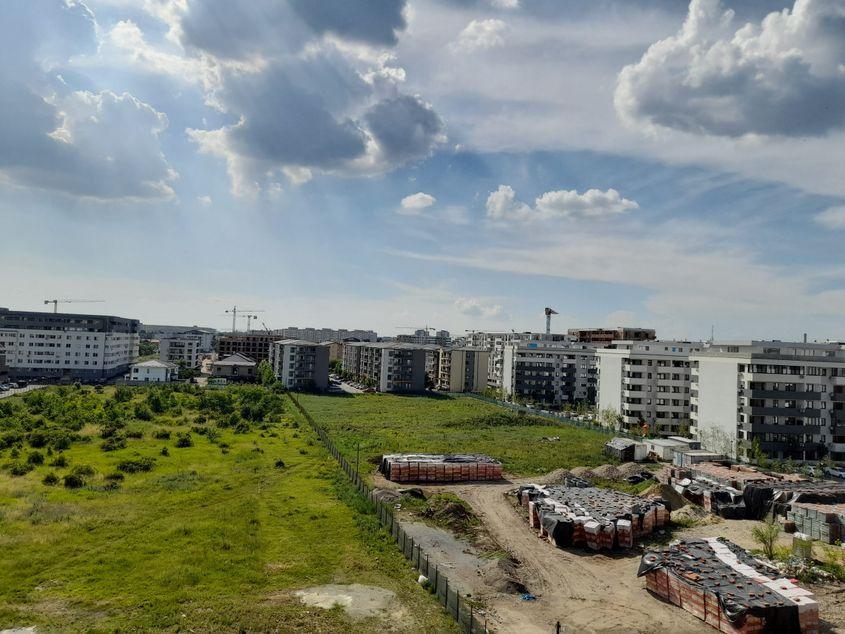 Prim plan: blocuri noi și șantiere din zona Pallady. În zare pot fi observate blocurile vechi din cartierul Ozana. Foto: Răzvan Filip