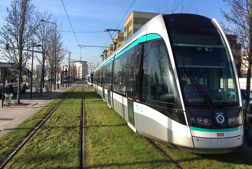 Tramvaiele sunt cele mai "verzi" mijloace de transport în comun urban, dar numai dacă sunt modernizate. În imagine, un tramvai modern din Saint Denis, suburbie a Parisului. Foto:  Guillohmz / Dreamstime.com