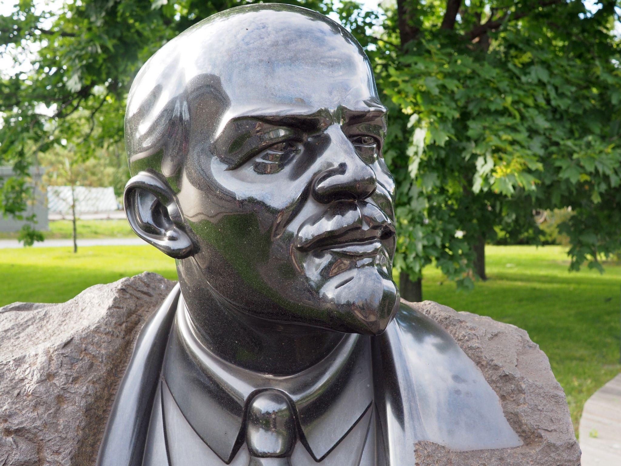 Lenin, statuie într-un parc central din Moscova