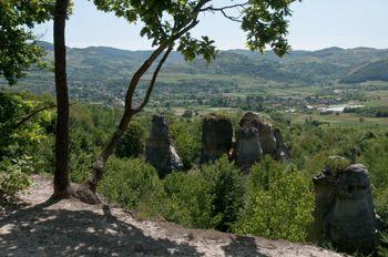 Drumul naţional DN1H, care leagă municipiul Zalău de oraşul Jibou, traversează bazinul Almaşului, din Podişul Someşan. În această zonă, în apropierea satului Gâlgăul Almaşului se află o rezervaţie naturală inedită: Grădina Zmeilor.
Accesul se face pe un drum recent asfaltat, care se termină cu o parcare, un spațiu de recreere și un teren de sport. De aici începe traseul prin area protejată. Lipsa unui panou informativ, necesar într-un asemenea loc este substituit de entuziasmul unor elevi din sat, care în timpul vacanței de vară se oferă să însoțească grupurile de vizitatori și să le dea explicații.

