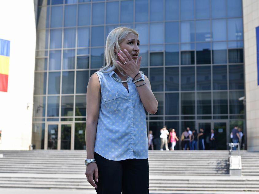 Paula Mihale, în fața Tribunalului București. Foto: Lucian Muntean