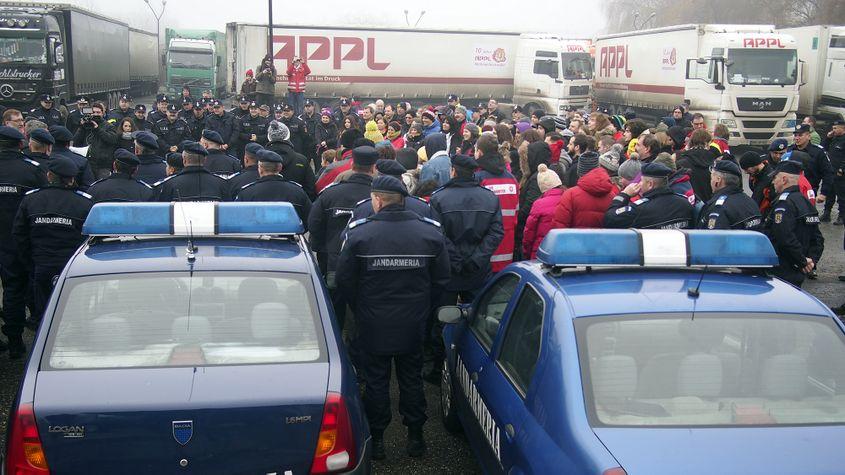 Ședință tehnică în Vama Bistrița, înainte de plecarea pe traseu a camioanelor. Foto: Voicu Bojan