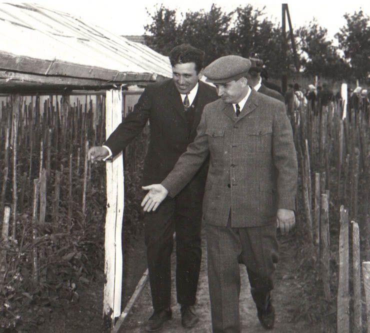 Nicolae Ceaușescu, într-o vizită de lucru la Uzinele Textile din Botoșani (1966). (Fototeca online a comunismului românesc)