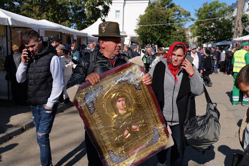 La pelerinajul de la Iași se vând icoane din aur, care „nu sunt chiar din aur”. foto: Dana Coțovanu / PressOne