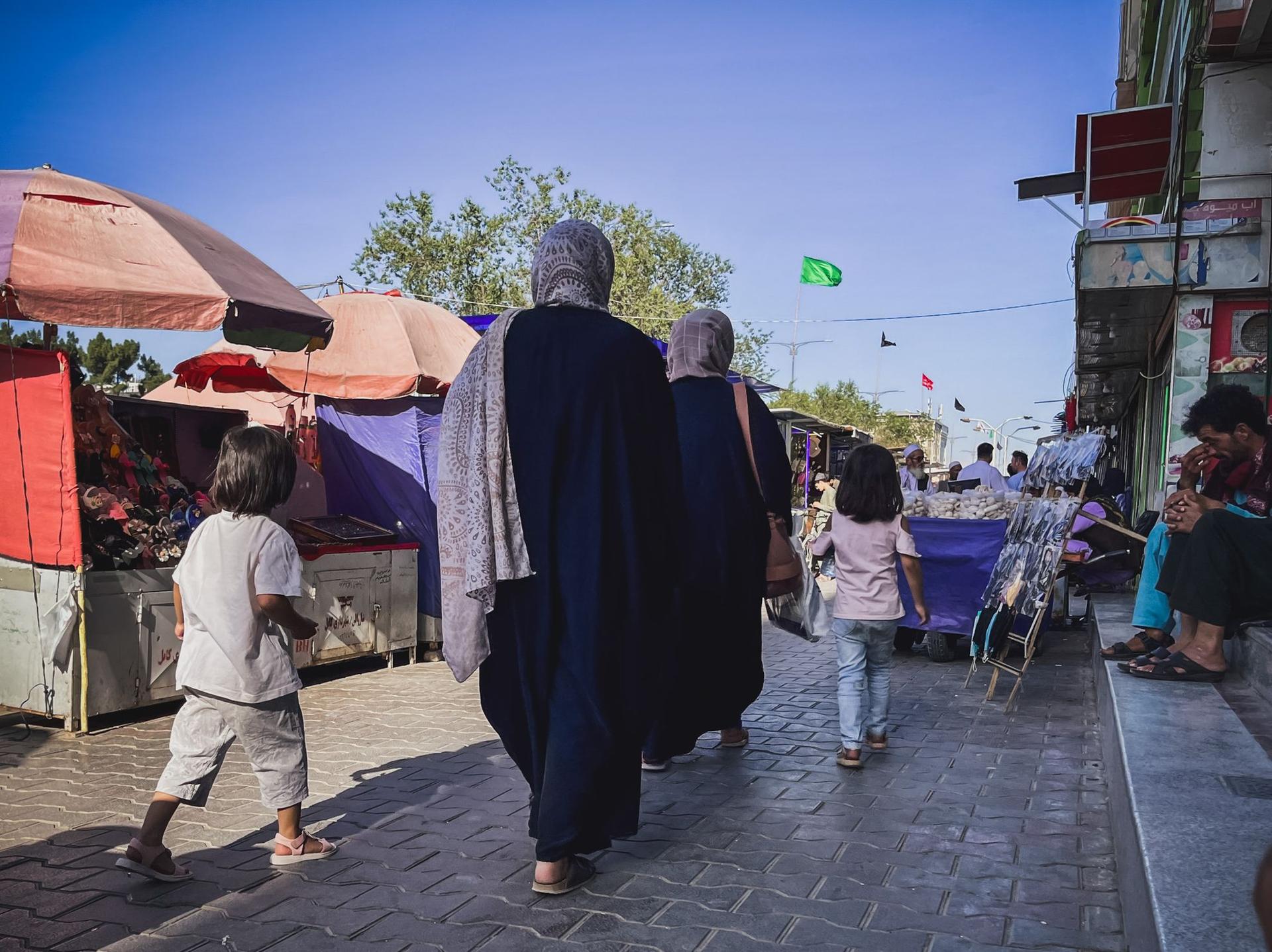 Pe străzile din Kabul, femeile merg doar însoțite și acoperite