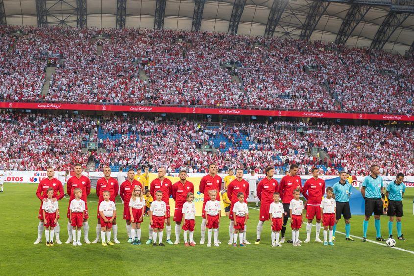 Poznan, Polonia. 8 iunie 2018. Meci amical internațional de fotbal: Polonia - Chile 2:2. Echipa Poloniei în timpul imnului. Foto © Dziurek | Dreamstime.com