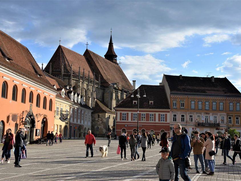 Datorită pandemiei COVID-19 tot mai mulți turiști își vor petrece vacanțele în țară, Brașovul fiind una dintre destinațiile căutate din Transilvania. Foto: Lucian Muntean