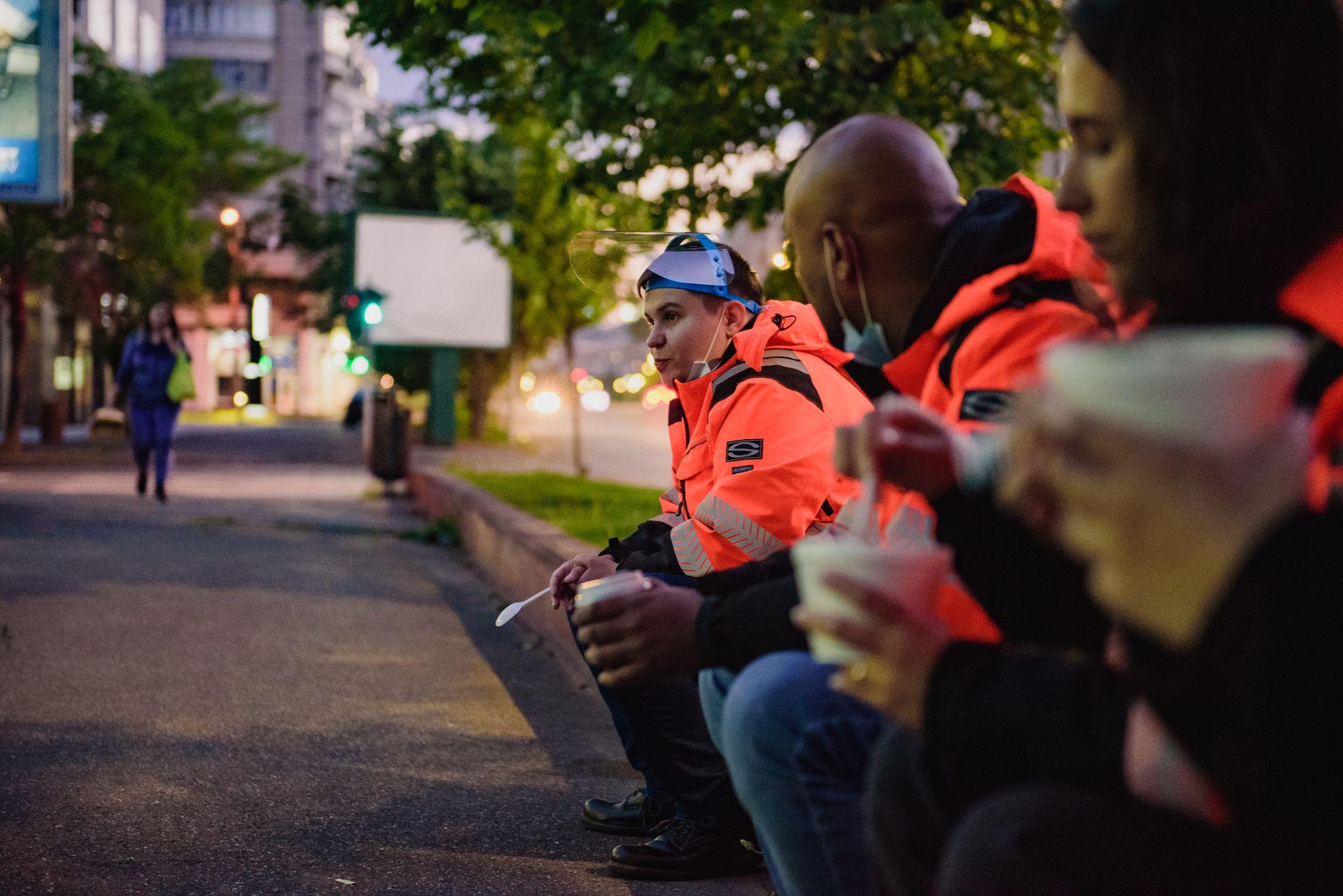 După câteva ore de teren, echipa Carusel se strânge la o benzinărie pentru a mânca ceva repede și pentru a bea o cafea. Pe o bordură, pentru că nu au unde altundeva în timpul stării de urgență, când toate restaurantele și cafenelele sunt închise. 