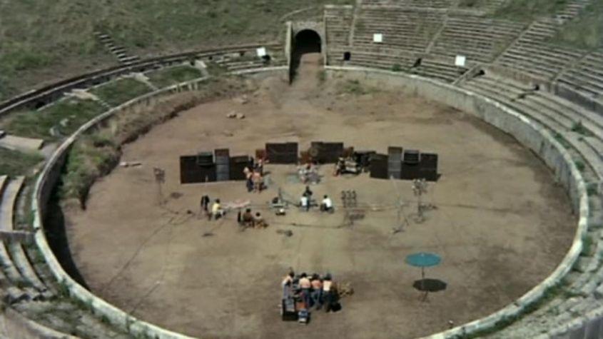 Imagine de la celebrul concert susţinut de Pink Floyd la Pompeii, în 1971.