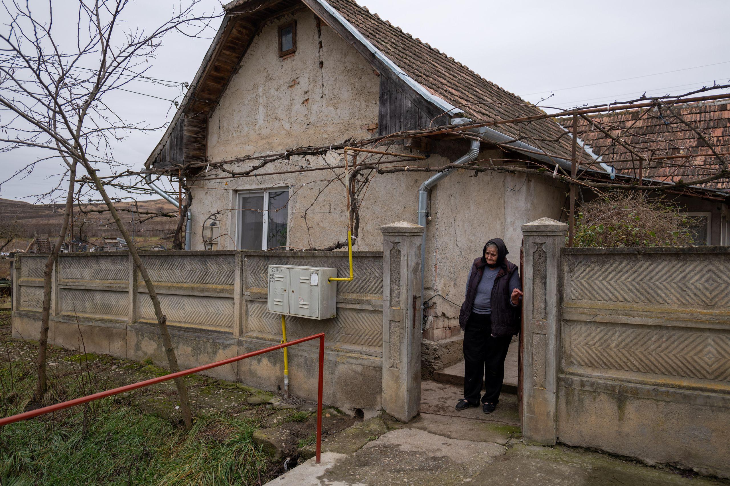 Căsuța din Boian, unde locuiesc bunica Aurelia și nepoțica ei, Larisa. Foto: Raul Ștef