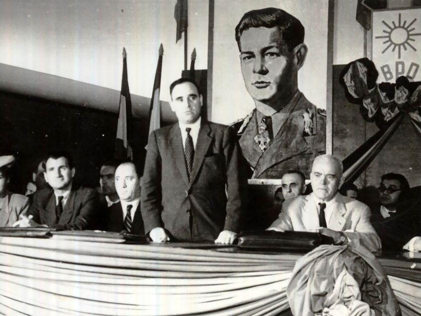 Imagine din 1946. Portretul Regelui apărea încă la întrunirile oficiale. În prim-plan, Gheorghe Gheorghiu-Dej (în centrul imaginii) și Petru Groza (în dreapta). Fototeca IICCMER