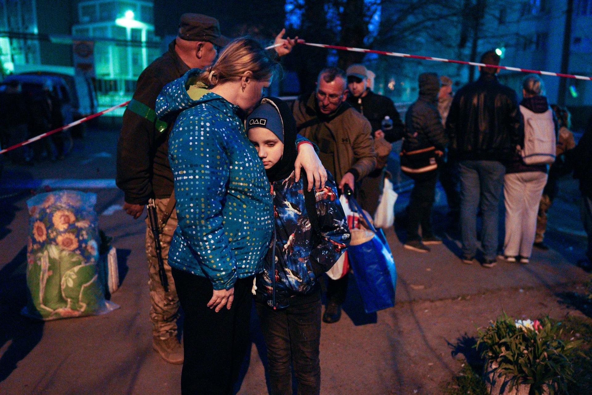 Svetlana și fiul ei au supraviețuit atacului pentru că locuiau la etajul nouă al blocului bombardat. Foto: Raul Ștef