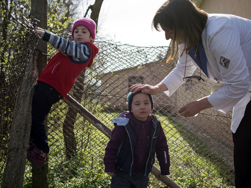 Asistenta-șefă îl îngrijește pe Fernando, a treia generație din familia sa care își trăiește copilăria la preventoriu. Fotografii: Raul Ștef