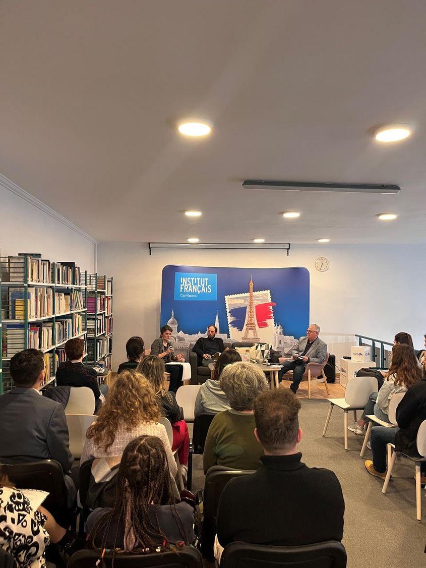 Olivier Guez (foto mijloc) a venit în România la invitația Institutului Francez, cu ocazia apariției versiunii în limba română a cărții „Secolul dictatorilor”. 