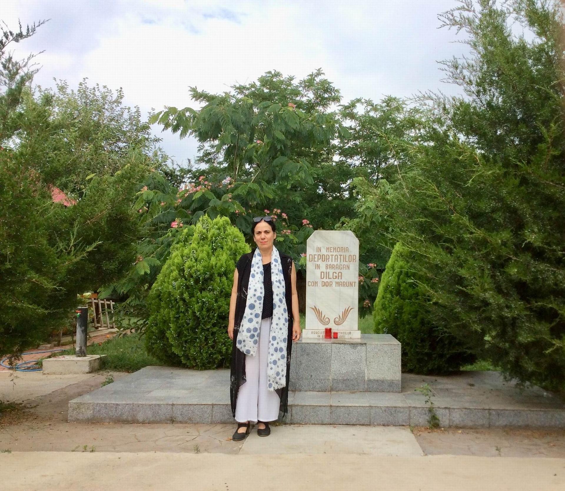 Florica Prevenda în vizită la monumentul dedicat memoriei celor deportați în Bărăgan, Dîlga comuna Dor Mărunt. Foto Arhiva personală 2021.