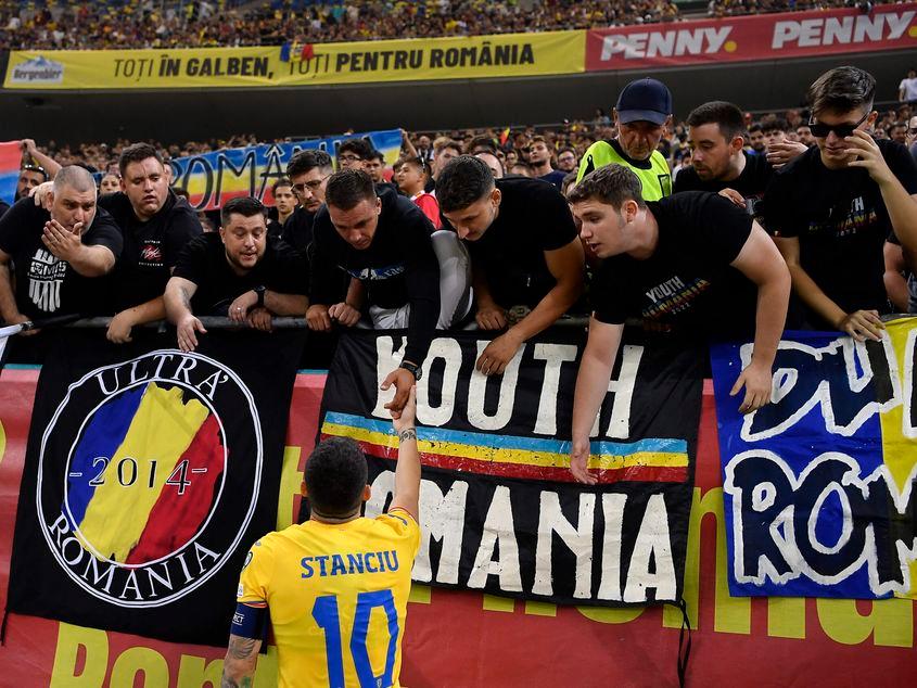 Ultrașii care au întrerupt meciul de fotbal dintre România și Kosovo din preliminariile campionatului European 2024 cu scandări naționaliste. Foto: Inquam Photos / Alex Nicodim