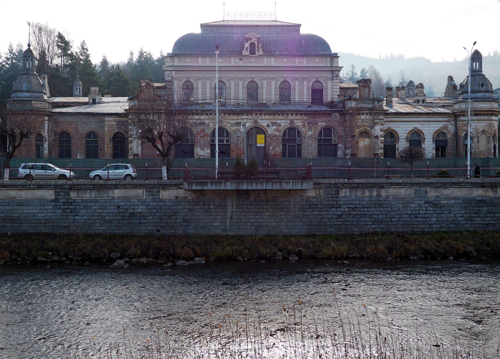 Dincolo de râu se află Cazinoul Băilor - clădirea simbol a orașului, azi aflată într-un amplu proces de restaurare.